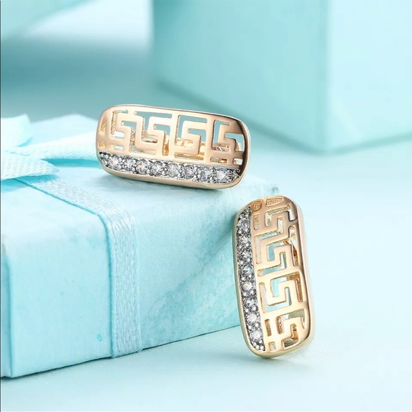 New Fancy 18K Gold Plated Huggie Hoop Earrings - Picture 5 of 5